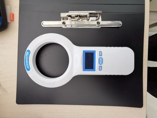 Hayvanların hızlı tanımlanması ve veteriner izleme için şarj edilebilir lityum pilli taşınabilir RFID mikroçip tarayıcısı